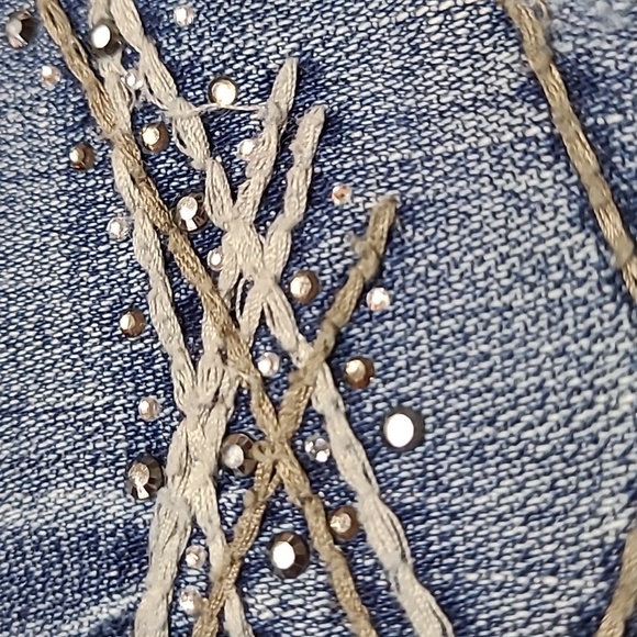 BKE REESE RHINESTONES STUDDED EMBROIDERED DENIM CAPRI JEAN - Picture 14 of 16